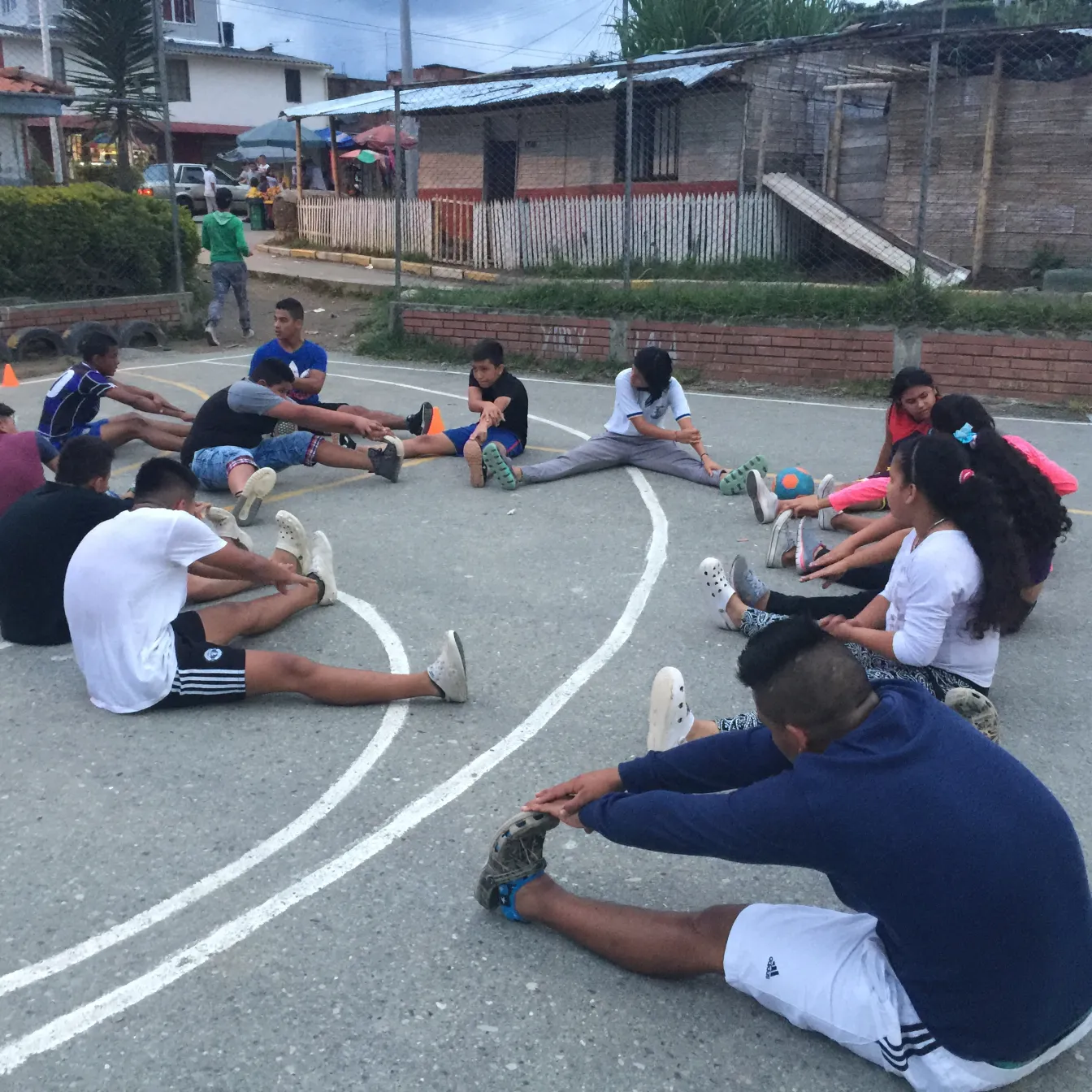 Actividad deportiva circular de la Fundación Sol de Justicia en cancha de Armenia Quindío