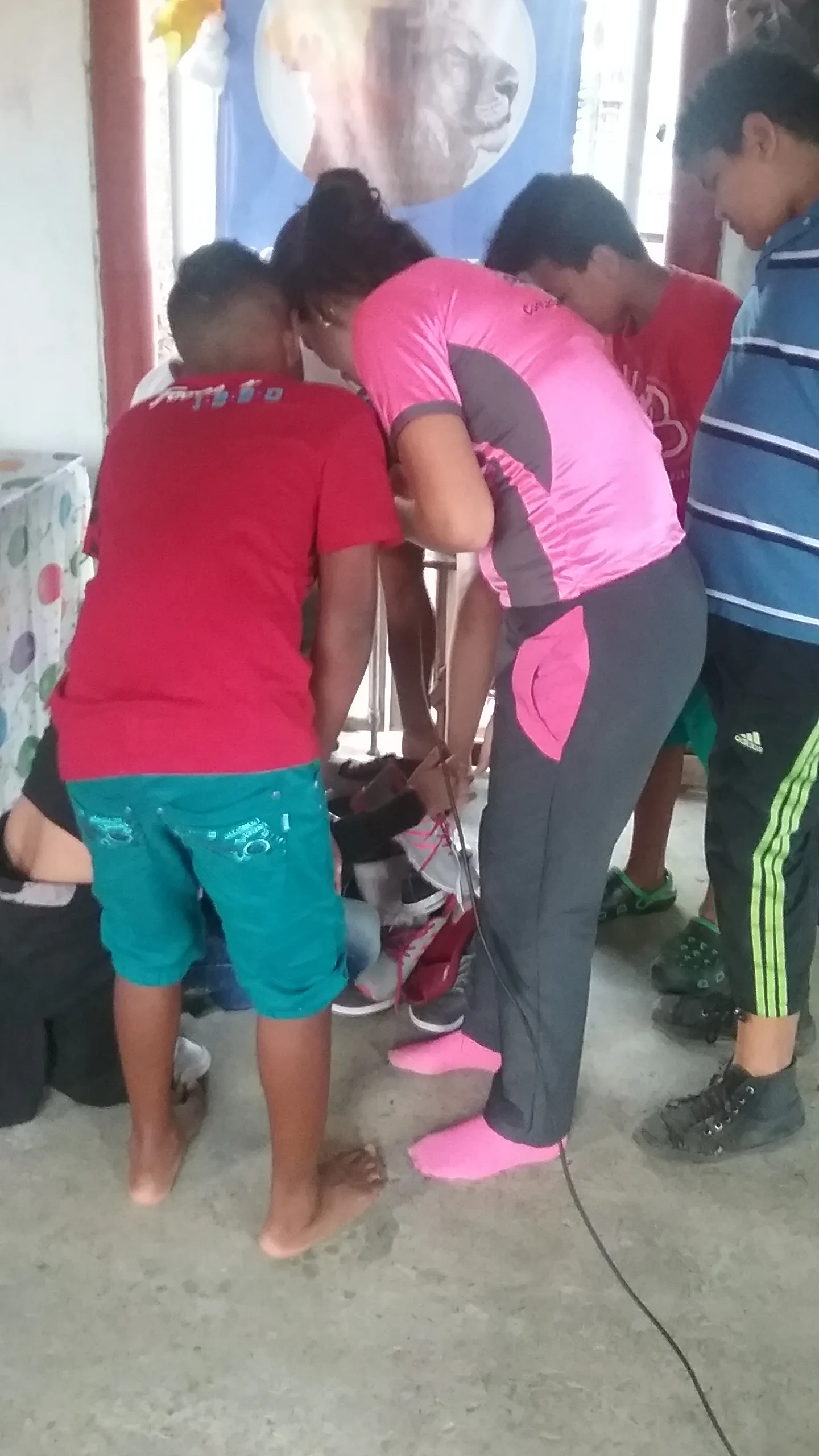 Voluntarios de la Fundación Sol de Justicia apoyando a niños del barrio La Mariela Armenia