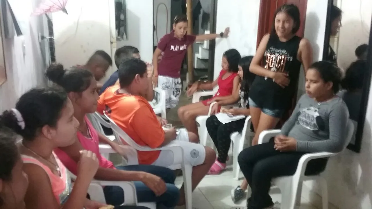 Apoyo emocional y psicológico para adolescentes vulnerables en Colombia